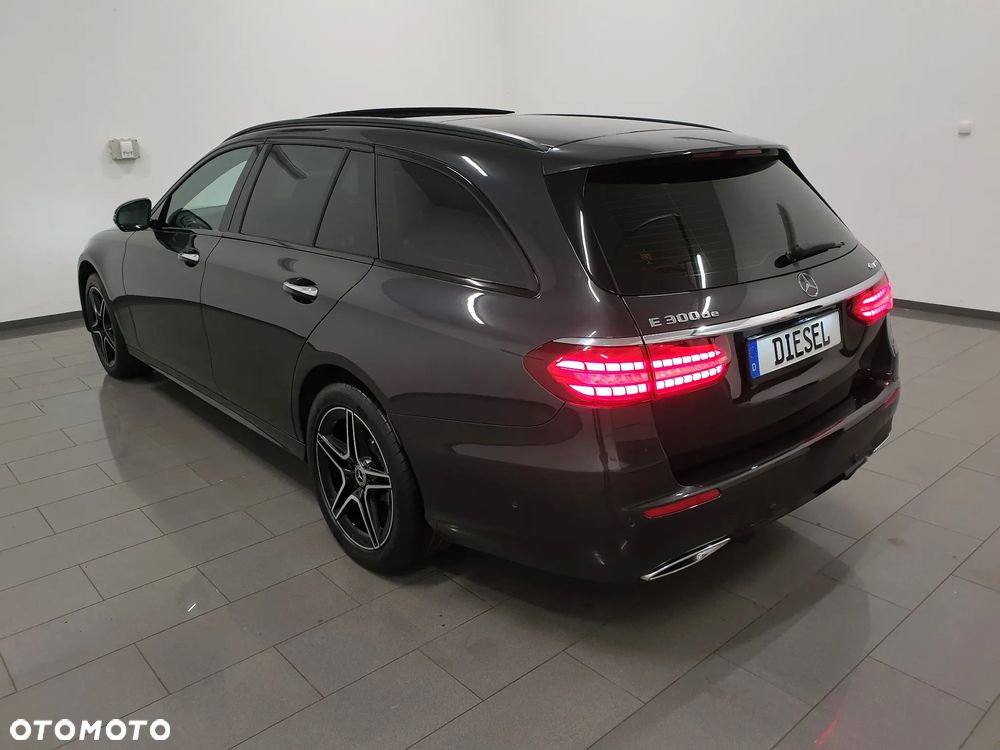 Mercedes-Benz Klasa E 300 de 4Matic 9G-TRONIC AMG Line - 4