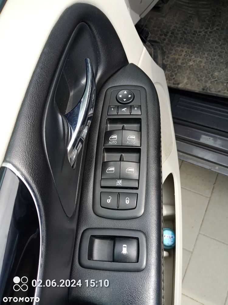 Chrysler Town & Country - 15