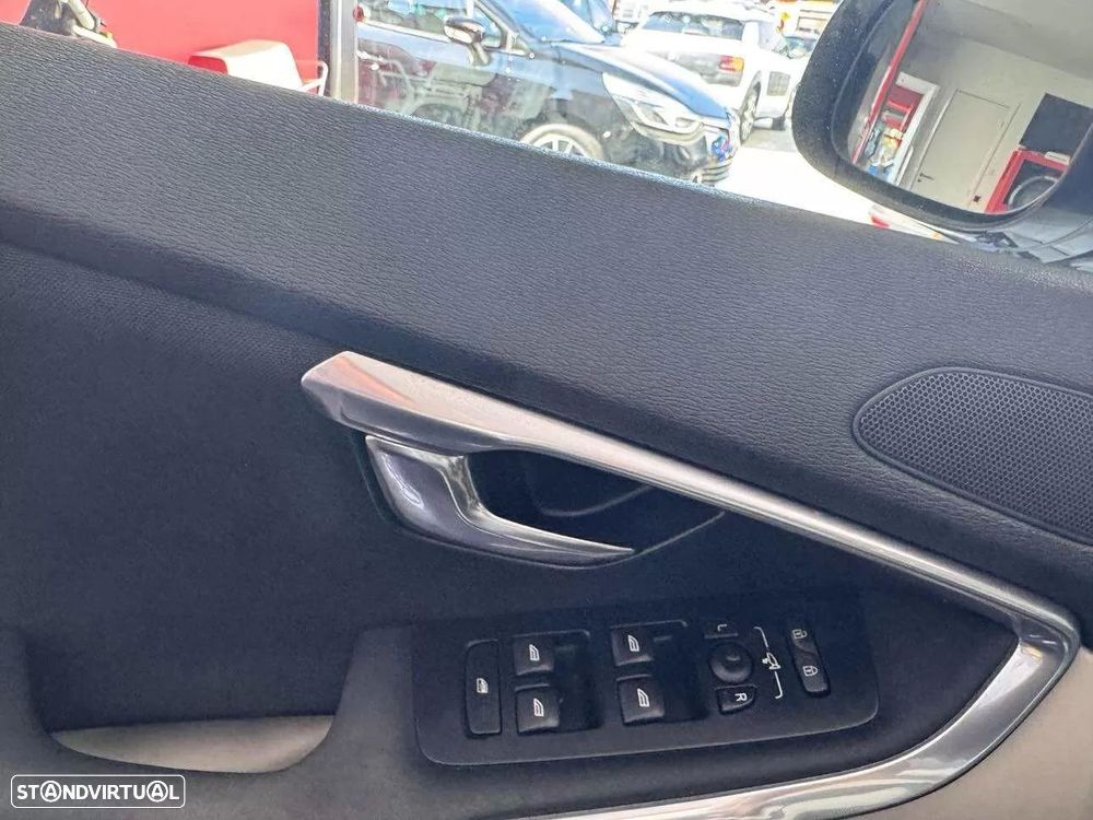 Volvo V40 Cross Country 2.0 D4 Momentum - 24