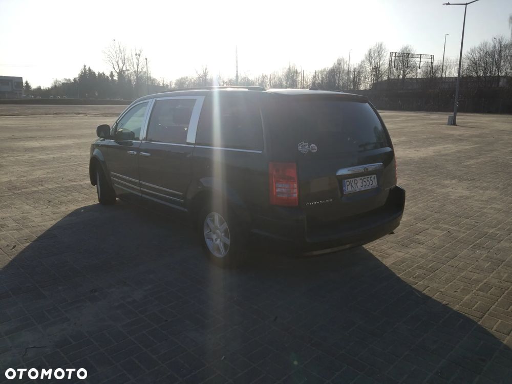 Chrysler Town & Country - 5