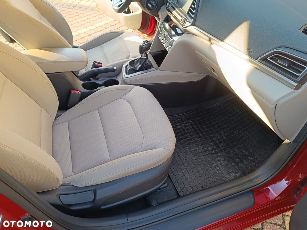 Hyundai Elantra 1.6 Comfort - 9