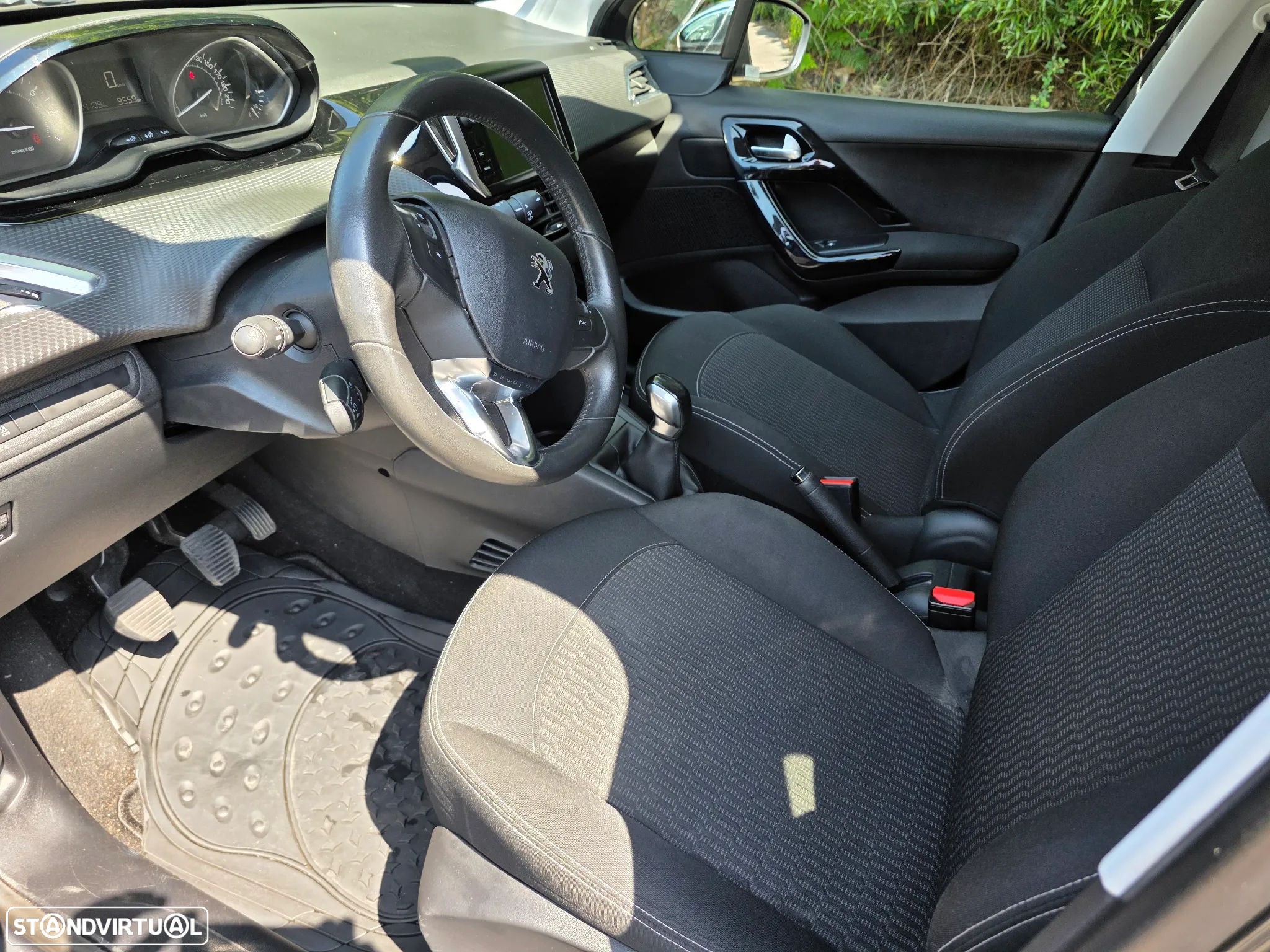 Peugeot 208 - 14