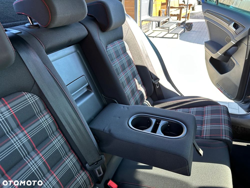 Volkswagen Golf - 25