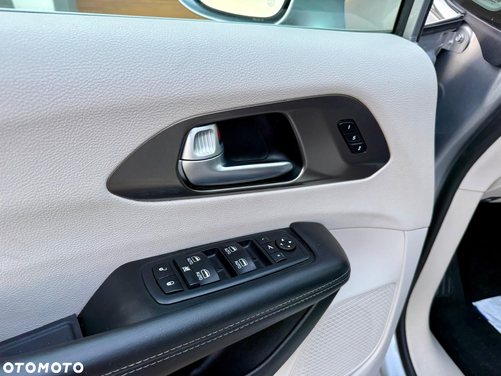 Chrysler Pacifica - 28