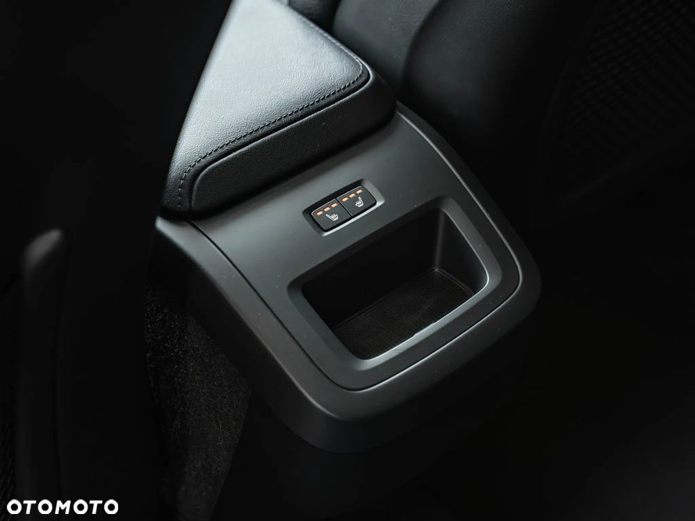 Volvo XC 60 B4 D Plus Dark - 28