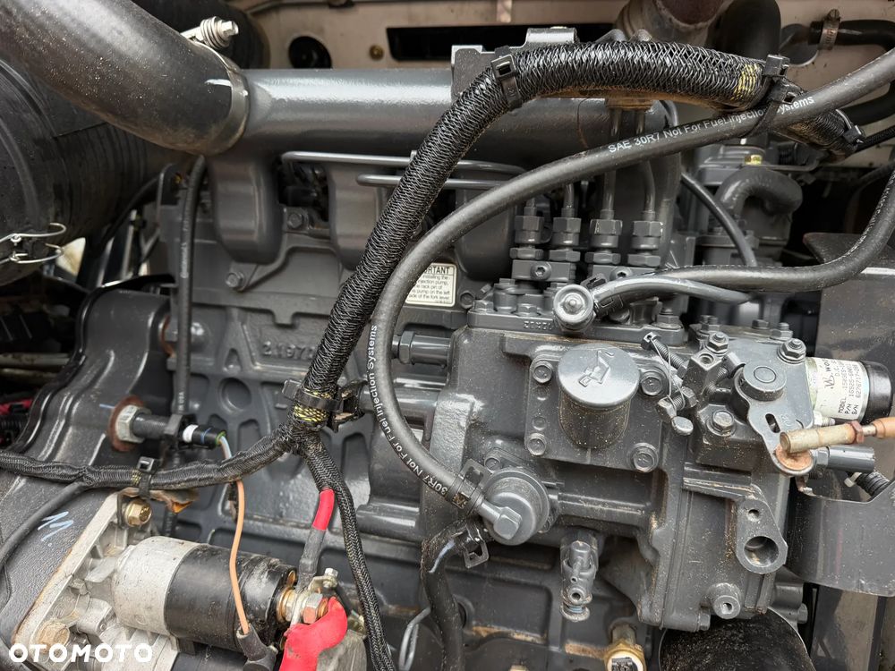 Bobcat S530. Ładowarka 4x4 wózek terenowy. Łyżka. Pełne sterowanie z dżojstika jazda i praca. Aktualne serwisy DEKRA 2026r. Silnik Kubota 4cyl 55km. Maszyna Jak Nowa z Salonu! Pochodzi z Norweskiego Gospodarstwa! 2020 rok 1724 mtg! Zero luzów i wycieków. Bardzo mocna i wydajna maszyna o małych gabarytach! Idealna do stajni oraz Budownictwa. OKAZJA TANIO 3 wyjścia Hydrauliczne pod urządzenia!! Wszystkie opony jak nowe .Kabina ogrzewana pełne szkło + drzwi. Po serwisach. Potężna moc. OKAZJA - 13