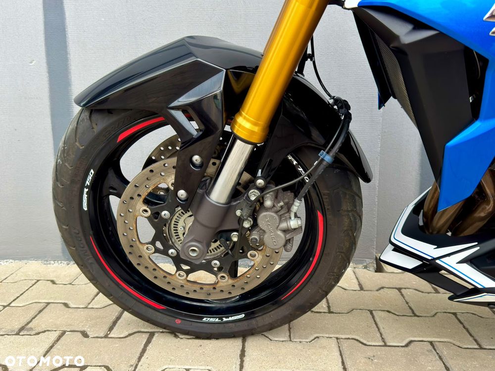 Suzuki GSR - 12