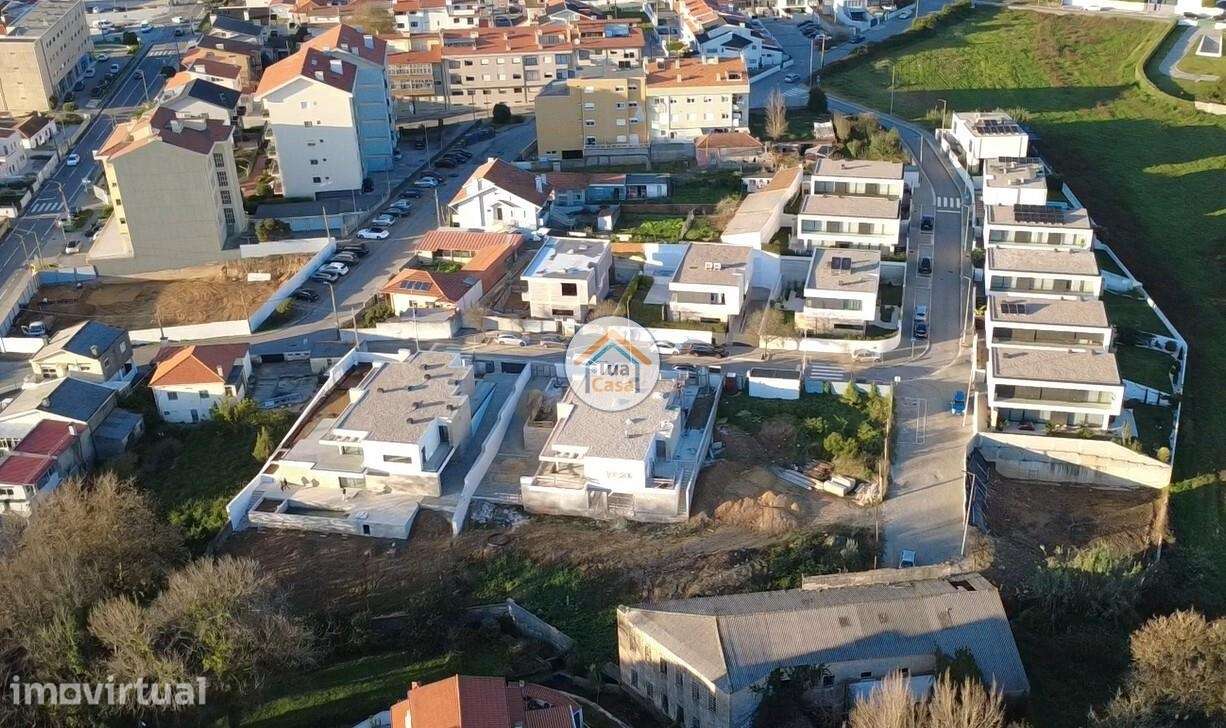Moradia T3 com Piscina na Granja – Três Suítes, Conforto e Qualidad - Grande imagem: 5/40