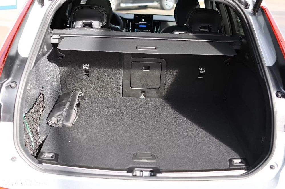 Volvo XC 60 B5 B AWD Plus Black Edition - 11