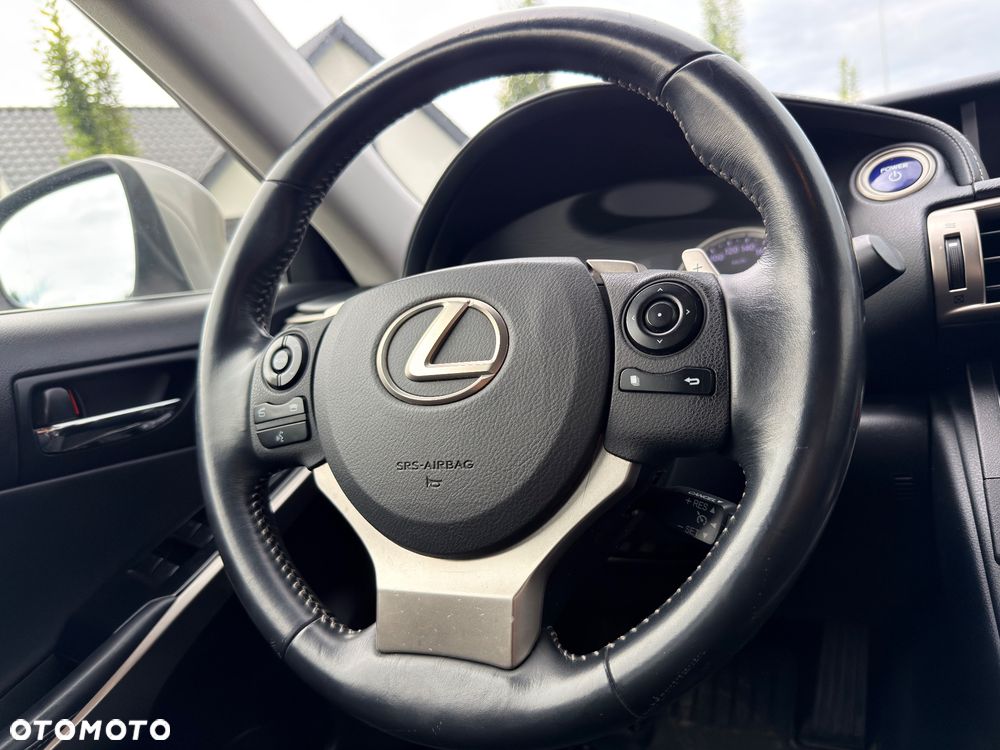 Lexus IS 300h F Sport - 28