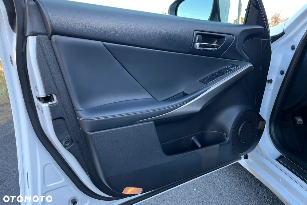 Lexus IS 300h F Sport - 11