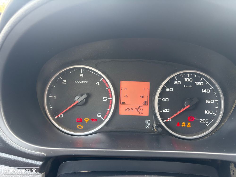 Mitsubishi L200 2.4 DI-D CD Campera Space Cab 3L 4WD - 26