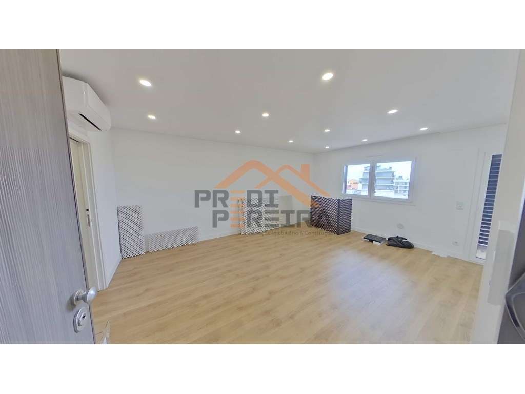 Apartamento T3, localizado em Santo António dos Cavaleiros. - Grande imagem: 5/26