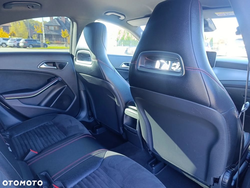 Mercedes-Benz CLA 180 7G-DCT UrbanStyle Edition - 18