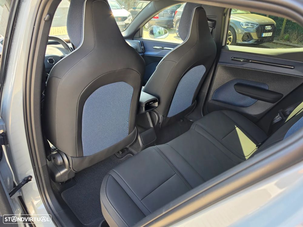 Volvo EX30 Single Motor Extended Range RWD Plus - 12