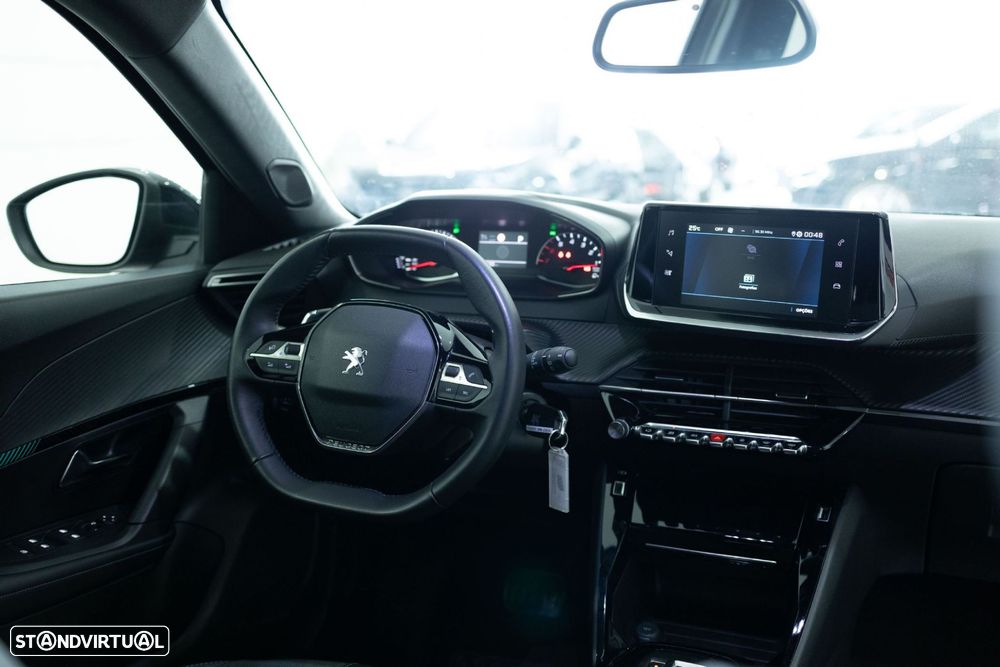 Peugeot 2008 1.2 PureTech Allure EAT8 - 28
