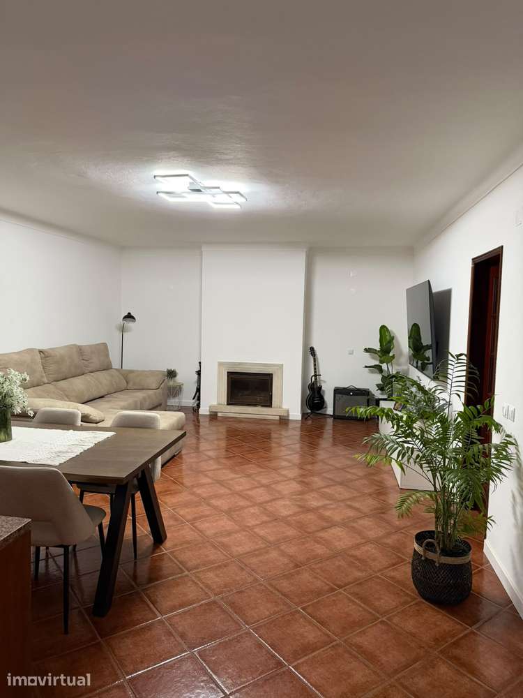 Apartamento T3+1 com Quintal, Barbecue e Garagem - Grande imagem: 2/15
