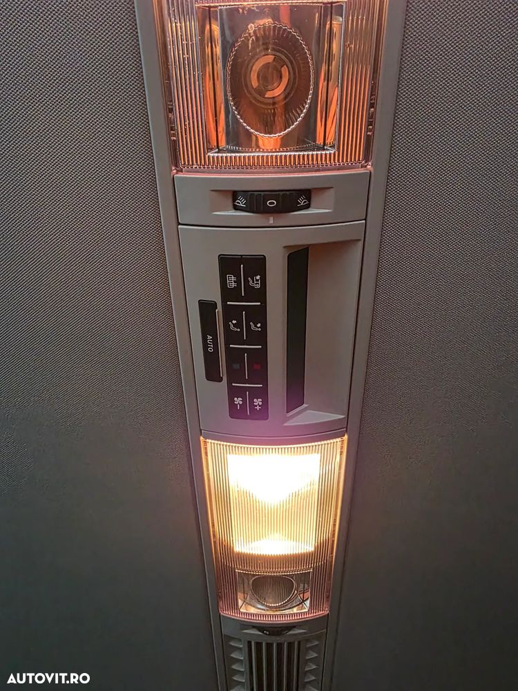 Volkswagen Caravelle - 9