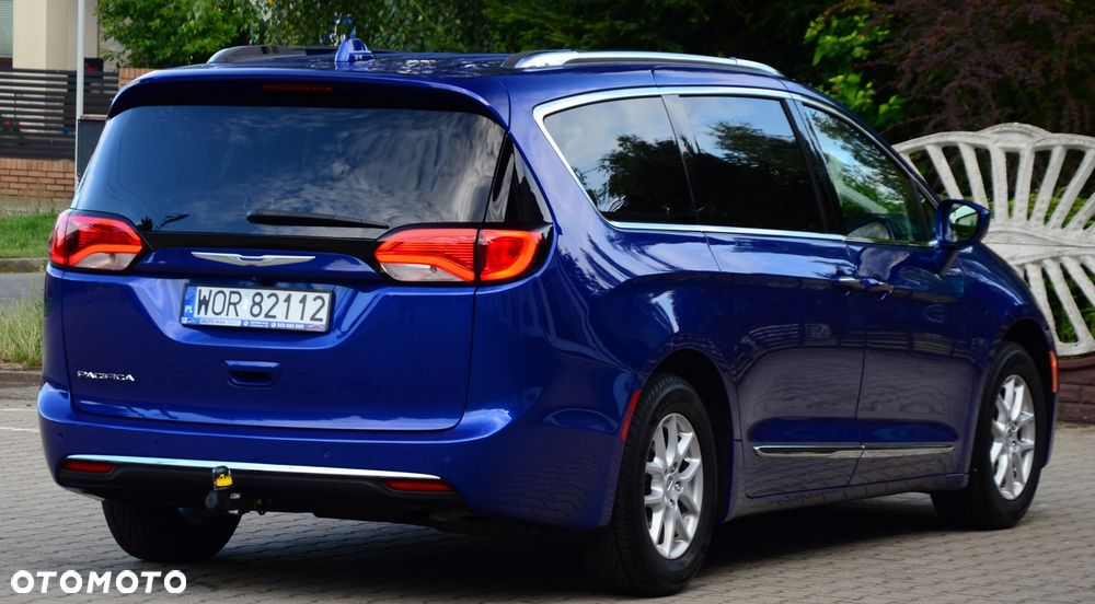 Chrysler Pacifica - 11