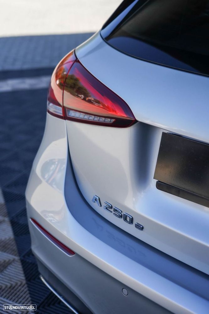 Mercedes-Benz A 250 e AMG Line - 17