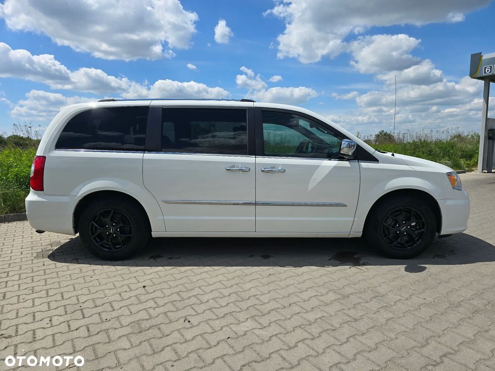 Chrysler Town & Country 3.6 Limited - 8