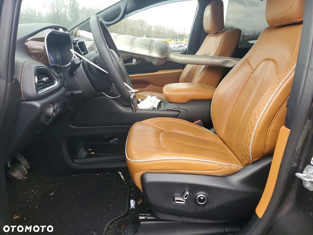 Chrysler Pacifica - 8