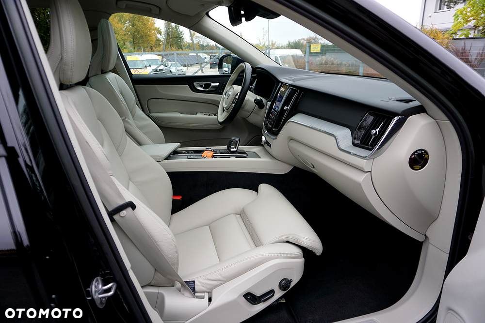 Volvo XC 60 B4 D Plus Dark - 28