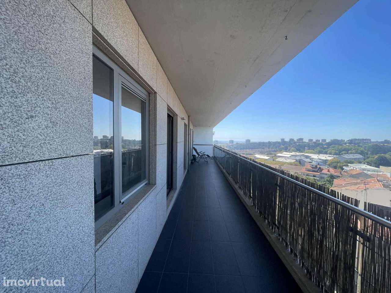 T3 com vistas desafogadas, ampla varanda com 25m2 - Grande imagem: 3/12