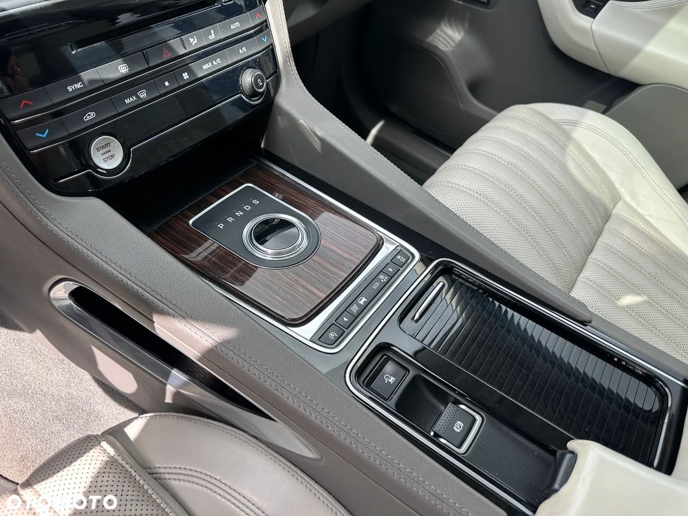 Jaguar F-Pace - 14