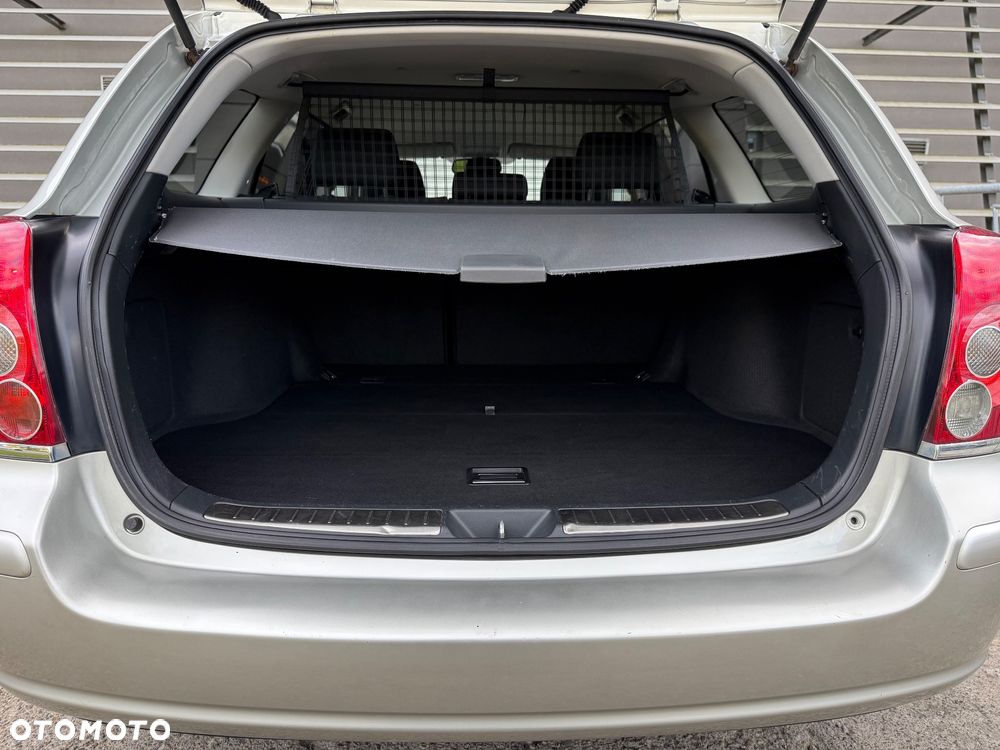Toyota Avensis 1.8 VVT-i Combi Sol - 35