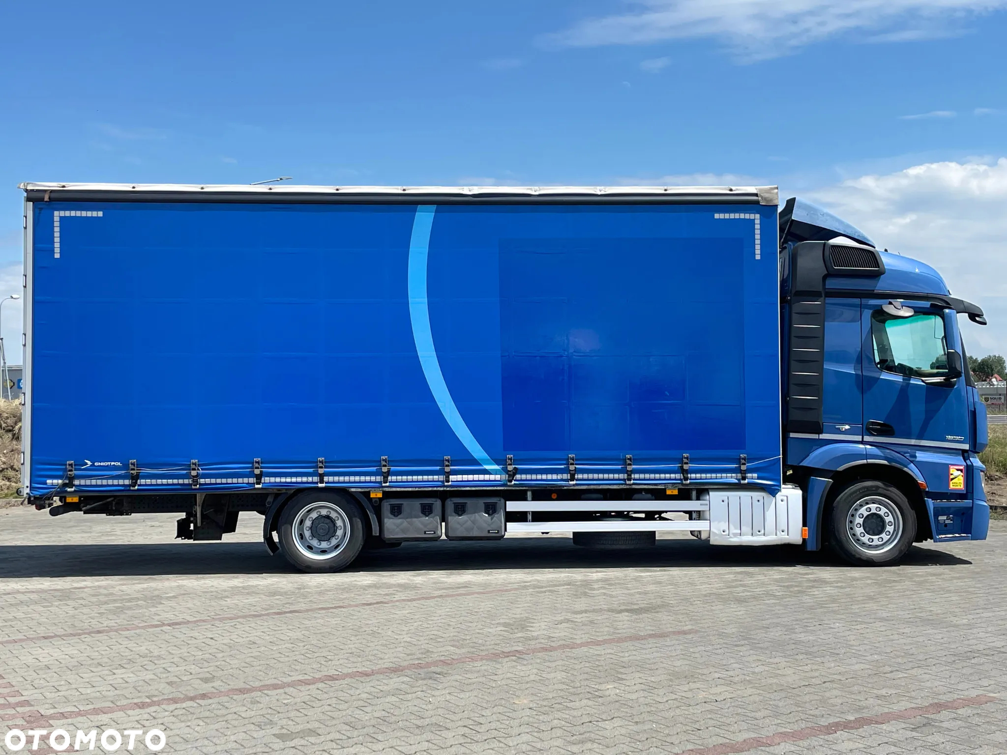 Mercedes-Benz ACTROS 1830 / PRZESTRZENNY 60M3 / 7,75 M / SALON PL - 11