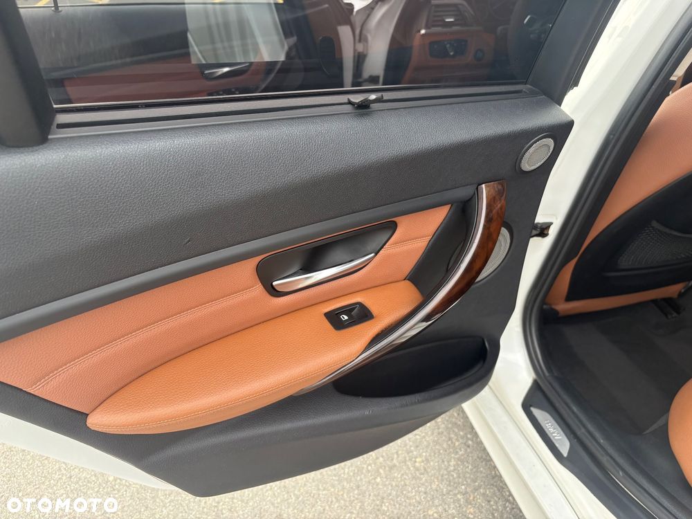 BMW Seria 3 328i Luxury Line - 17