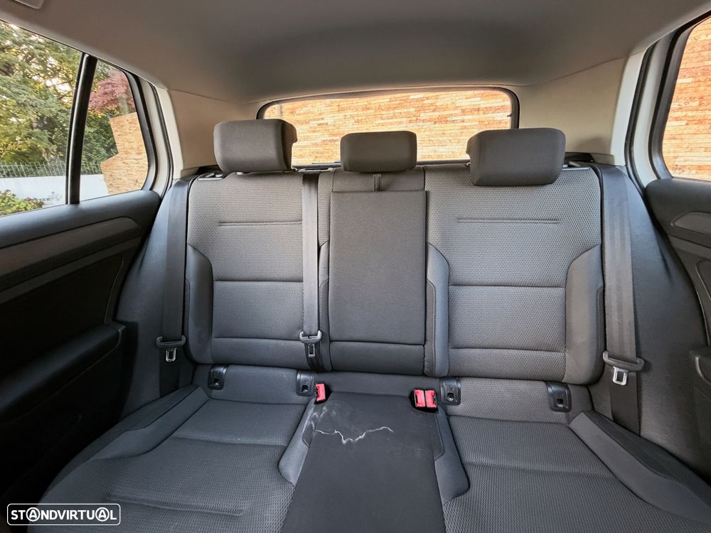 VW Golf 1.6 TDi DPF Highline - 13
