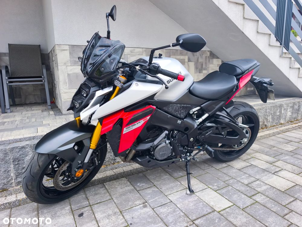 Suzuki GSX - 32