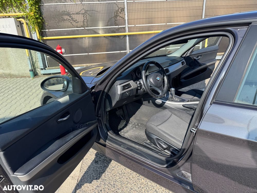 BMW Seria 3 320i Aut. - 12