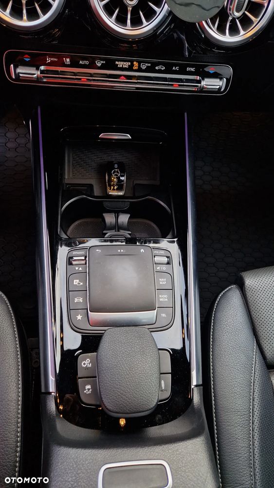 Mercedes-Benz GLA - 12