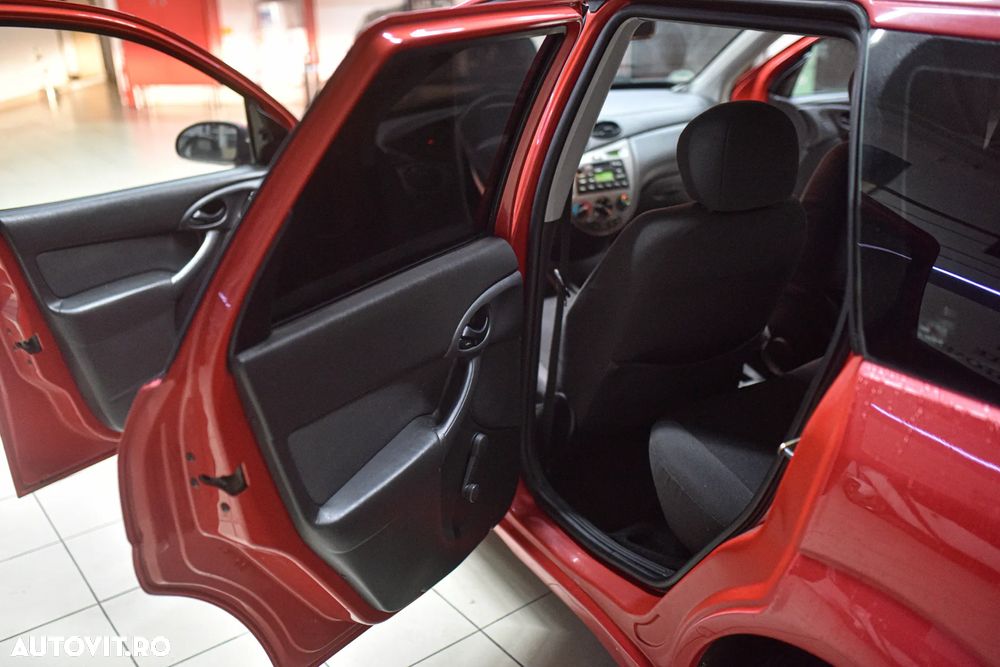 Ford Focus 1.6 Futura - 12