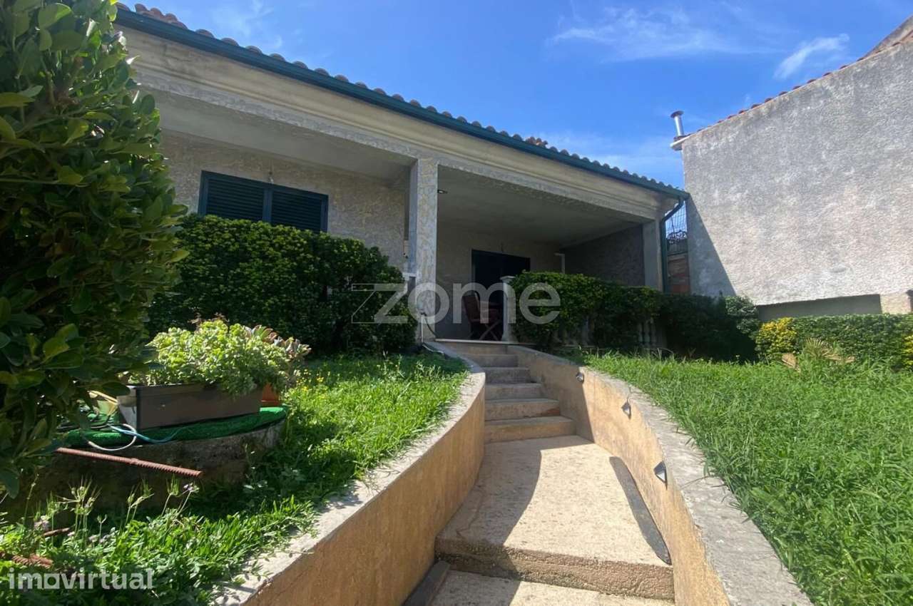 Moradia T3 Totalmente Remodelada com Jardim e Terreno de 400 m²