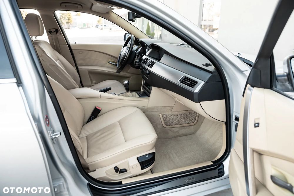 BMW Seria 5 525xi - 18
