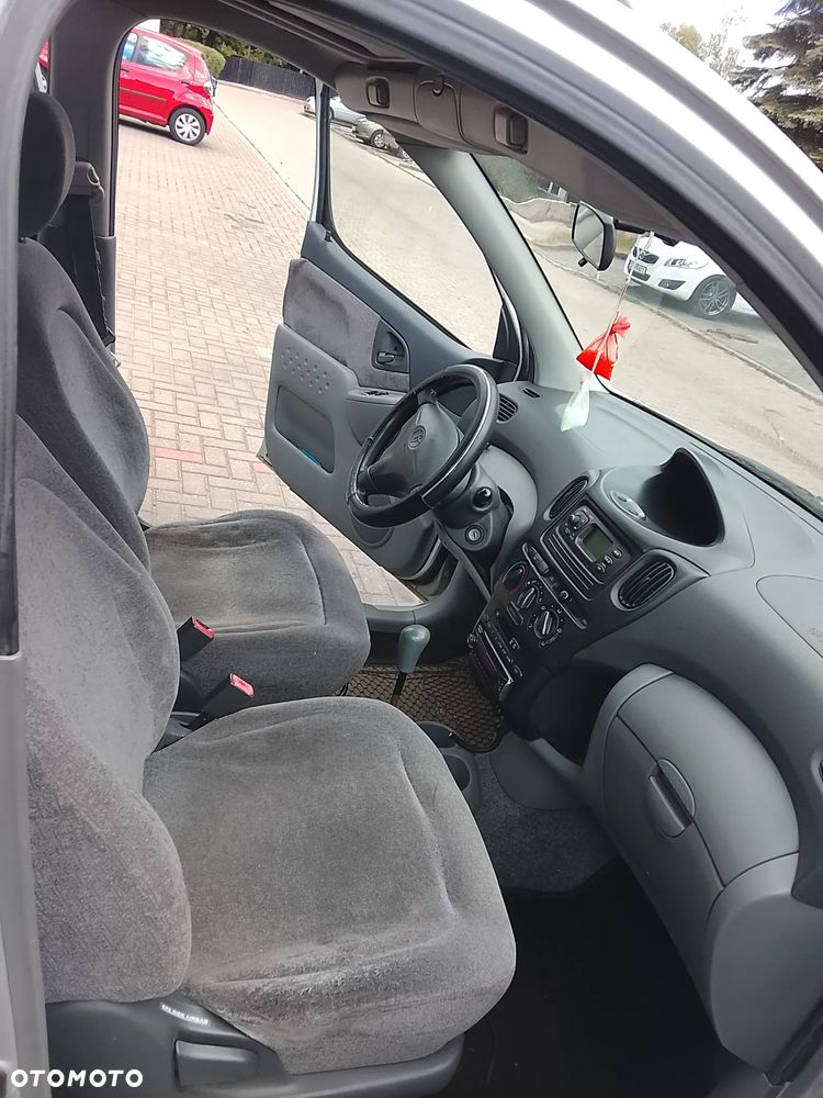 Toyota Yaris Verso 1.3 - 8