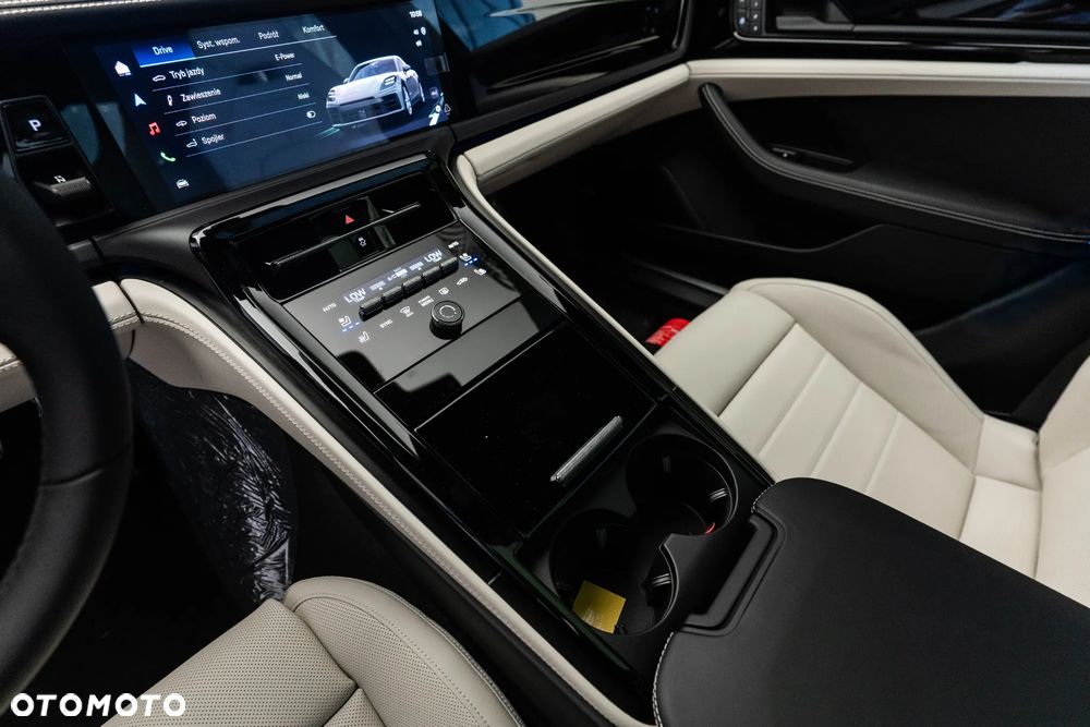 Porsche Panamera 4 E-Hybrid - 22