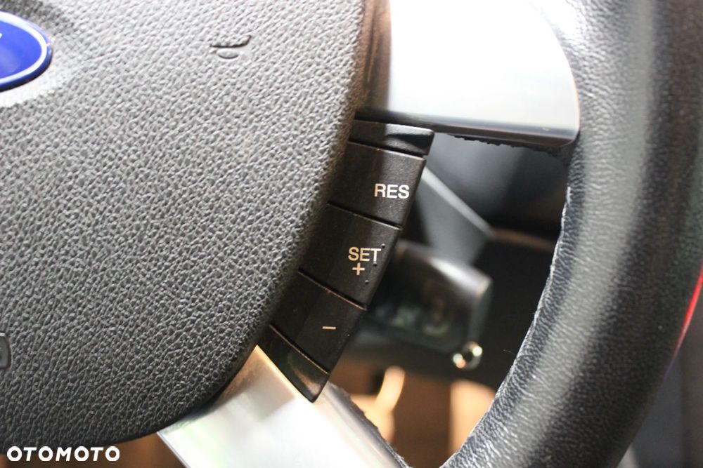 Ford Focus 2.0 Ghia - 13