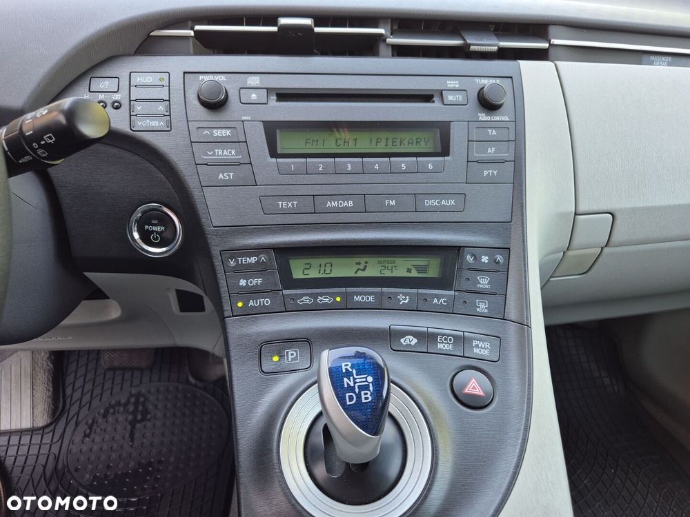 Toyota Prius 1.8 HSD Sol - 16