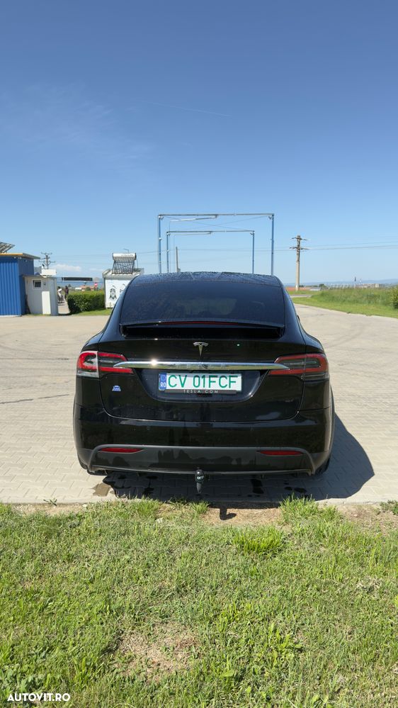 Tesla Model X - 7