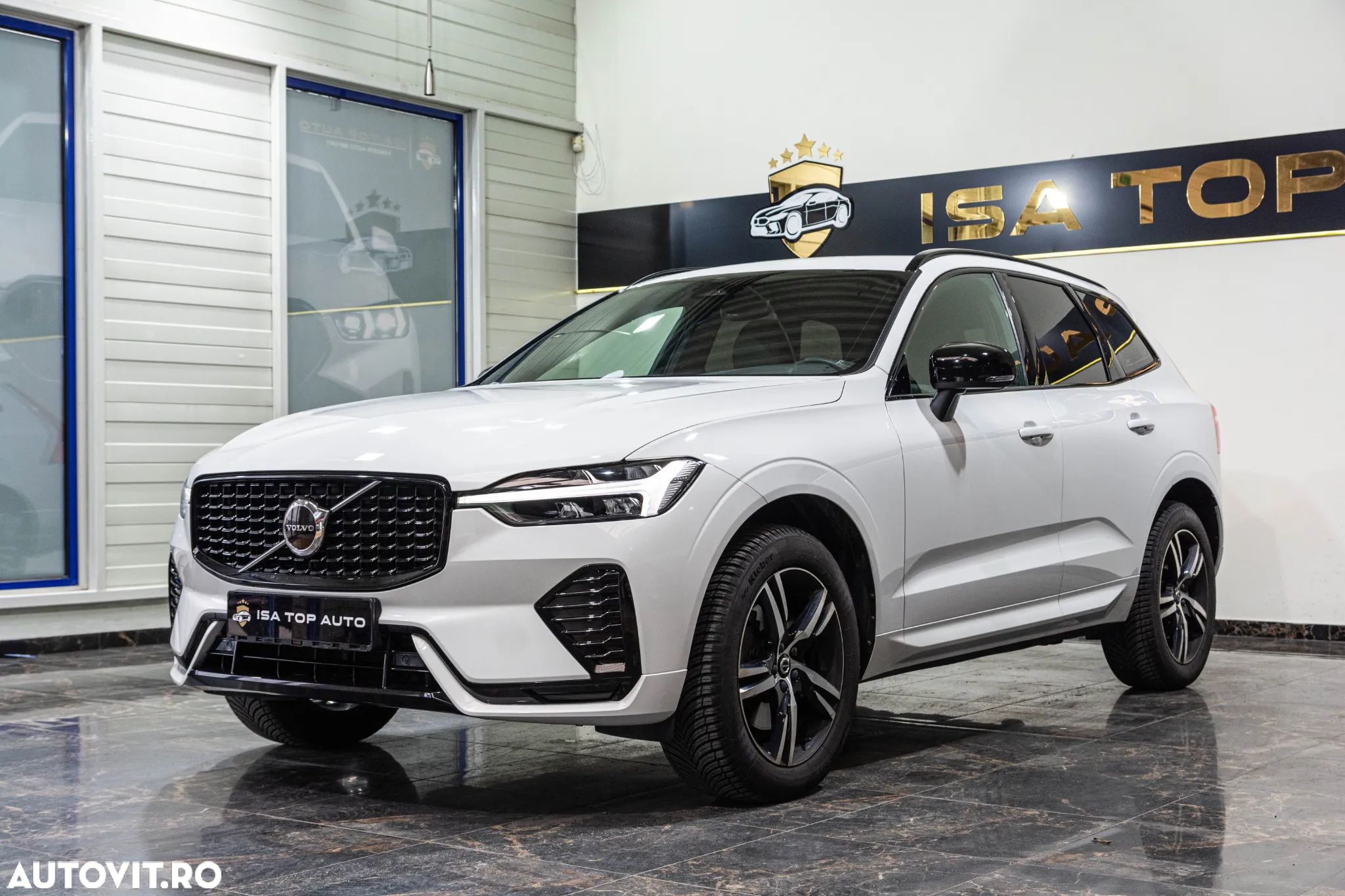 Volvo XC 60 B4 MHEV AT FWD Plus Dark - 1