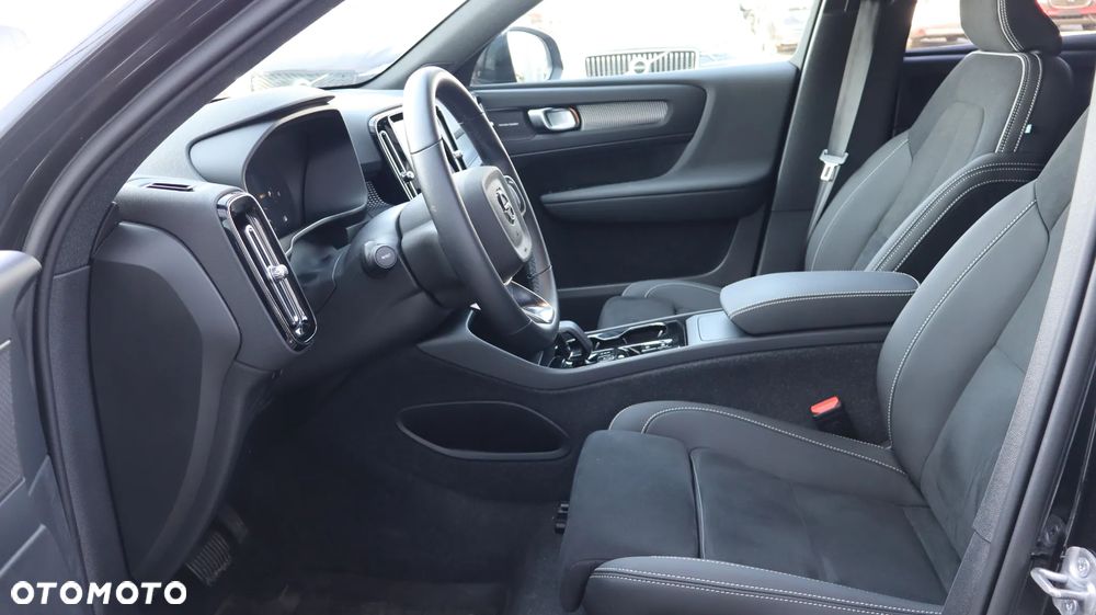 Volvo XC 40 B4 Plus Black Edition - 14