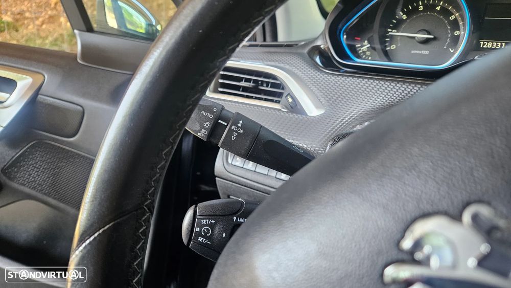 Peugeot 2008 1.2 PureTech Allure - 18