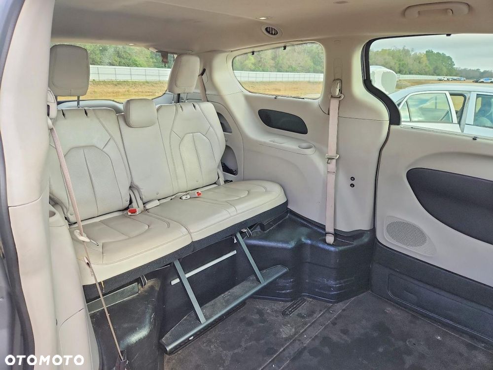 Chrysler Pacifica - 12