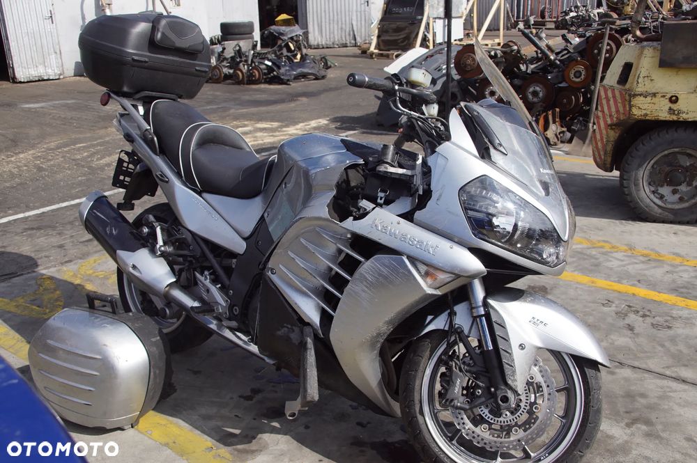 Motocykl na części - Kawasaki GTR 1400 1352 cm³ 155 KM 2011R Silnik Skrzynia Siedzenie Laga Koło Licznik Lampa Bagażnik Owiewka Manetka Amortyzator Sterownik Moduł - 3