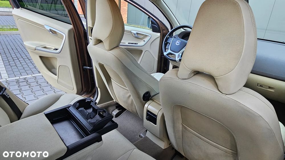 Volvo XC 60 D5 AWD Momentum - 10